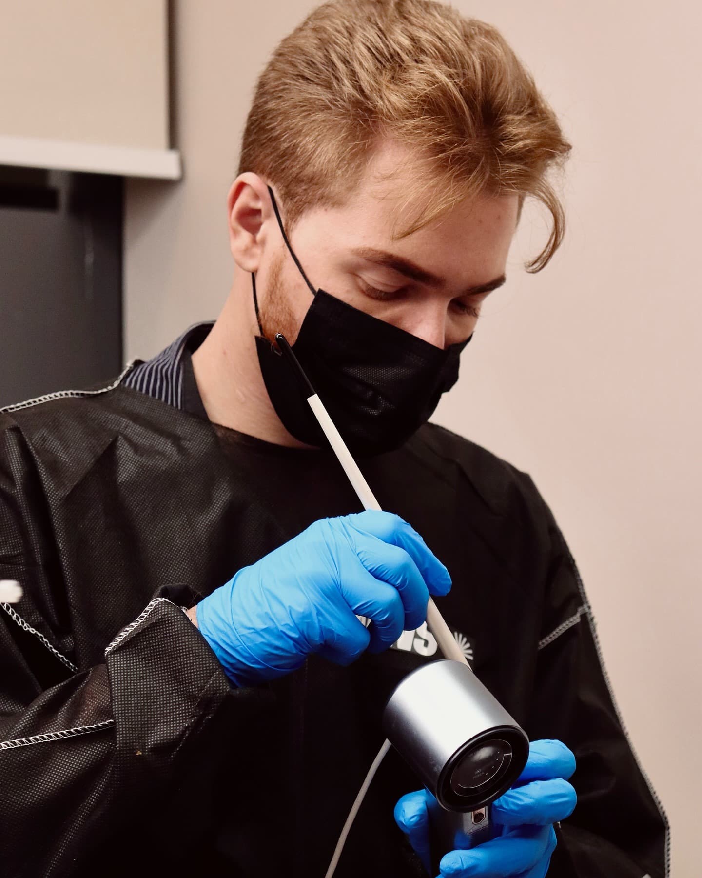 Aluno preparando o material antes da aplicação prática