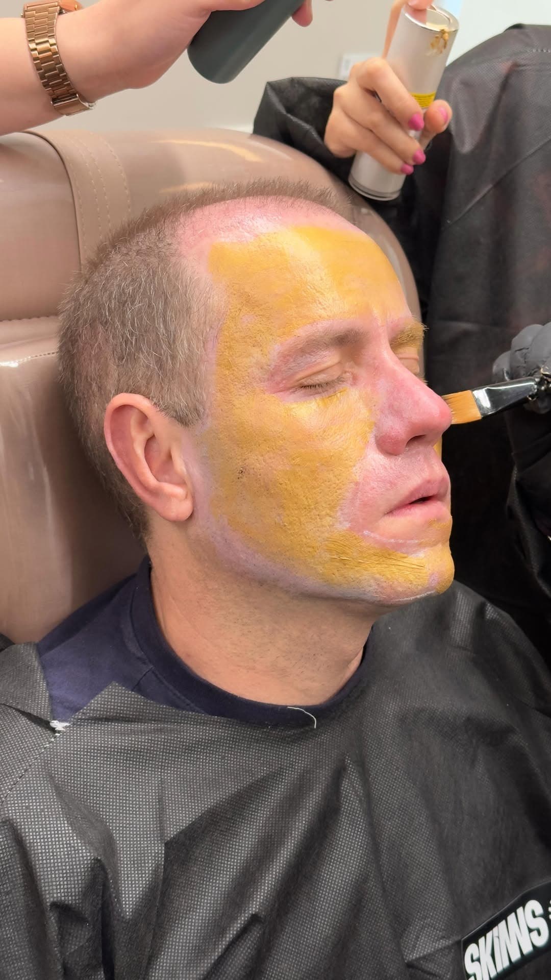 Aplicação de peeling no rosto durante a prática hands-on